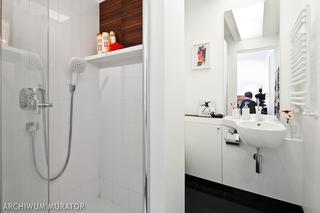 Projekt łazienki z ładną półką na kosmetyki w prysznicu