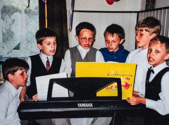Tak w dzieciństwie wyglądał Kuba Urbański z zespołu Playboys! Nie uwierzysz, jak się zmienił