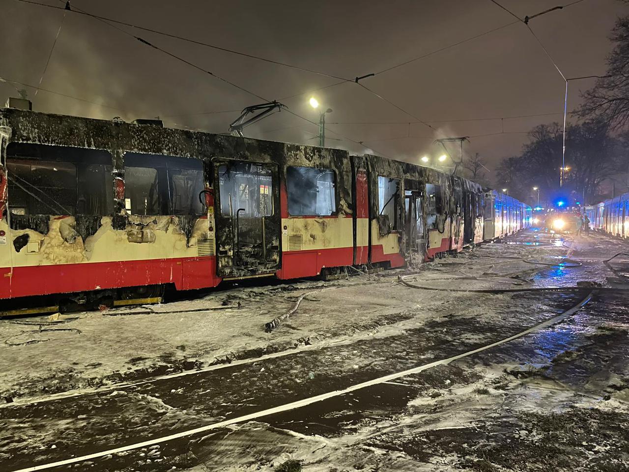 Gdańsk: Dwa tramwaje spłonęły w pożarze w zajezdni tramwajowej