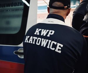 Policjanci uczą śląskich ratowników, jak się bronić w karetce