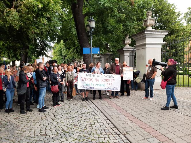 "Ani Jednej Więcej. Przestańcie nas zabijać". Kobiety w Rzeszowie wyszły na ulicę!