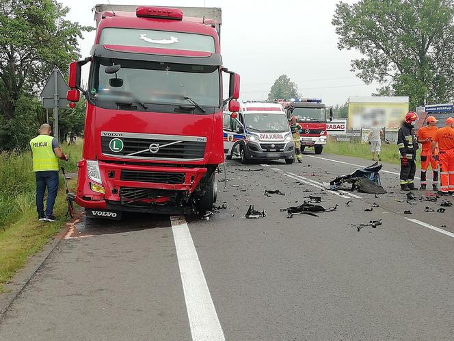 DRAMAT pod Łęczycą. W wypadku na DK-91 w Borkach ZGINĄŁ kierowca osóbówki. Z TIREM NIE MIAŁ SZANS