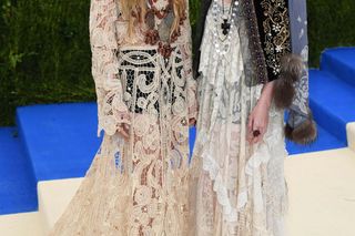 Od dziecięcych gwiazd do kobiet sukcesu. Zobacz, jak przebiegała kariera bliźniaczek Olsen