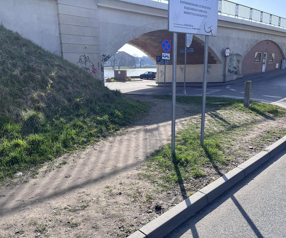 Drogowy absurd w centrum miasta. Mieszkańcy Gorzowa wymyślili sobie niewidzialne przejście dla pieszych?
