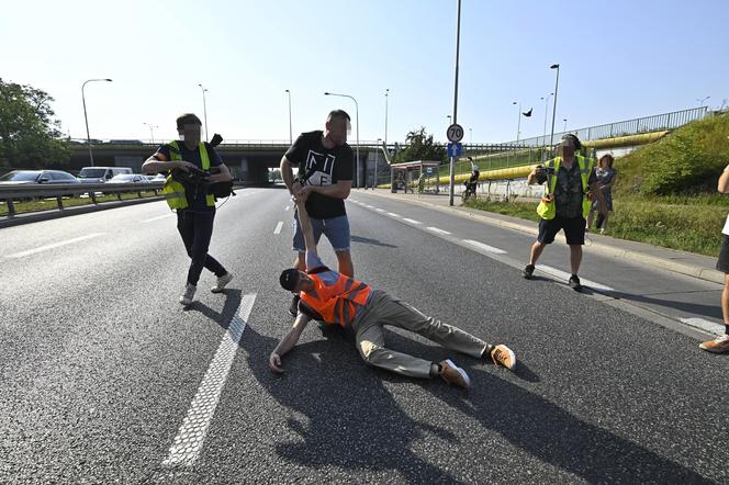  Aktywiści z Ostatniego Pokolenia sparaliżowali ruch. Kierowcy: Ktoś powinien zrobić z nimi porządek!