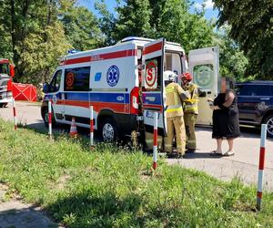 Emeryci wracali z pogrzebu, uderzyli w drzewo przy cmentarzu. Nie żyje jedna osoba