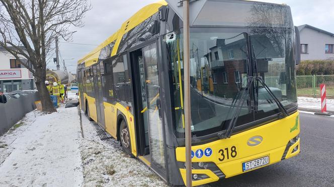 Wypadek autobusu. Staranował przystanek