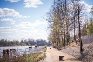 Gruzy w Parku Żerańskim to relikt przemysłowych czasów pobliskiego portu. Kolejna zielona przestrzeń w Warszawie gotowa