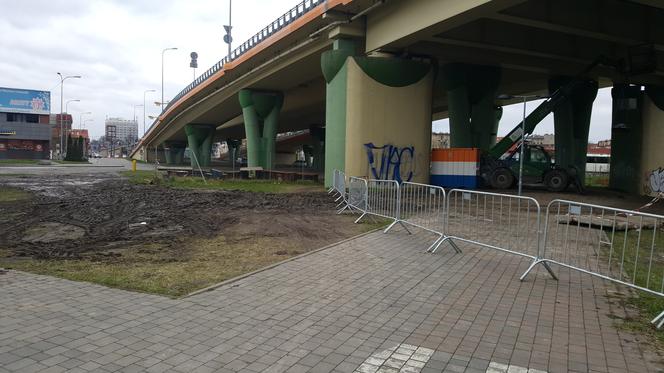 Piesi brodzą w błocie pod Mostem Uniwersyteckim w Bydgoszczy