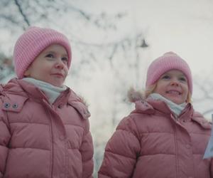 Święta z M jak miłość. Bliźniaczki Zduńskie uciekną z domu! Kinga i Piotrek zostawią 5-letnie córki bez opieki - WIDEO, ZDJĘCIA