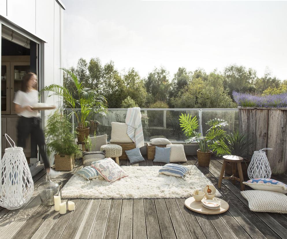 Taras boho – moc drewna i tekstyliów