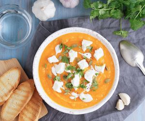 Kremowa zupa dyniowa z serem feta: syci i rozgrzewa