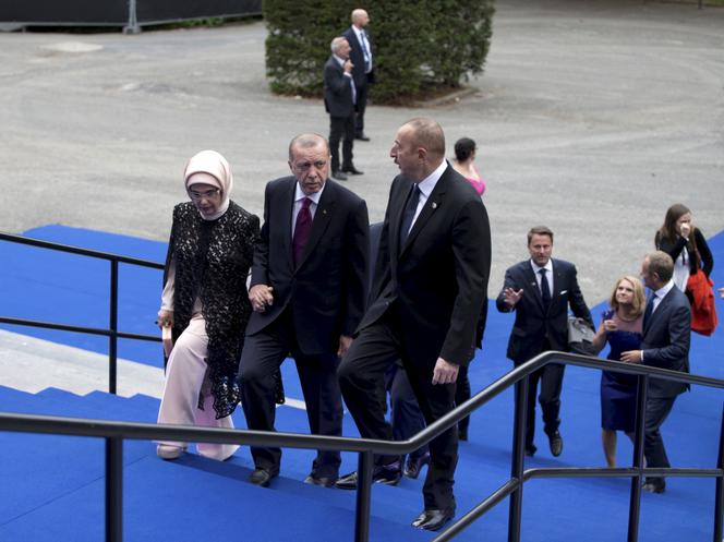 Politycy z żonami i partnerkami podczas szczytu NATO