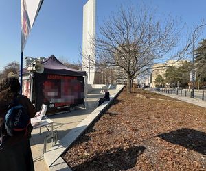 Dziennikarka „Super Expressu” oblana farbą i wyrzucona z pikiety antyaborcjonistów. „Wynocha z mojego zgromadzenia!”