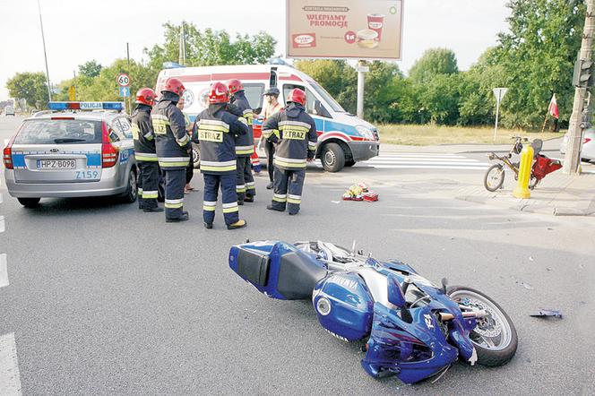 Motocykl wbił się w mercedesa