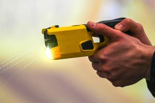 Policja użyła tasera, 40-latek nie żyje. Sekcja zwłok ujawnia szokujące fakty. Czy policja przekroczyła uprawnienia?
