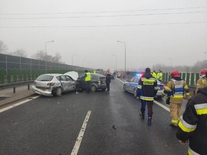 Karambol na trasie krajowej w Cedzynie koło Kielc! Zderzyło się 30 samochodów, są ranni!