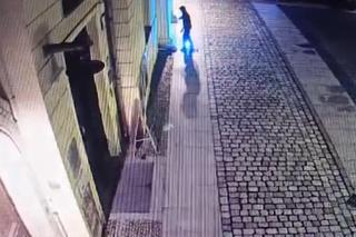 Zniszczył fasadę synagogi we Wrocławiu. Policja publikuje nagranie z monitoringu. Rozpoznajesz go?