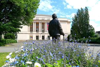 Andrzej Szwalbe patrzy na Filharmonię Pomorską [ZDJĘCIE DNIA]