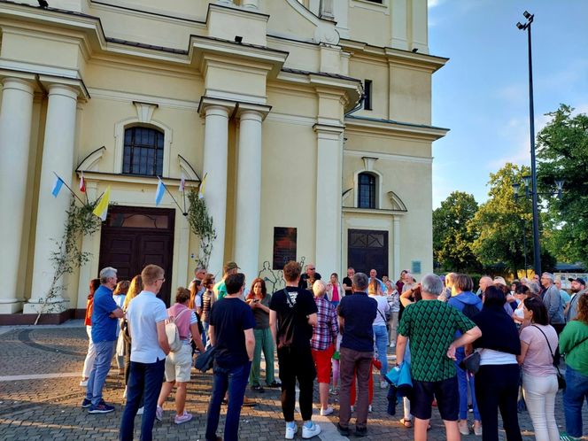 Magiczna Noc Świętojańska w Starym Fordonie. Spacer pod gwiazdami przyciągnął bydgoszczan i turystów