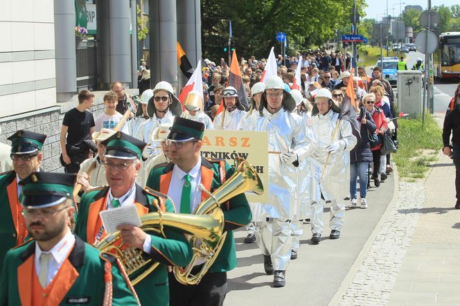Warszawa pielęgnuje tradycję hutniczą. Kolorowa parada przeszła ulicami miasta