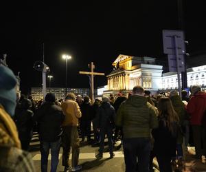 Tłumy wiernych przeszły przez stolicę. Centralną Drogę Krzyżową poprowadził kardynał Nycz