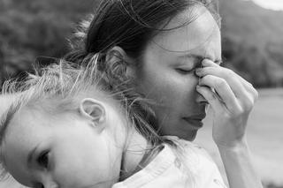 „Wypalonych rodziców jest dziś więcej”. Psycholog radzi, co robić, gdy dopadnie nas rodzicielski kryzys 