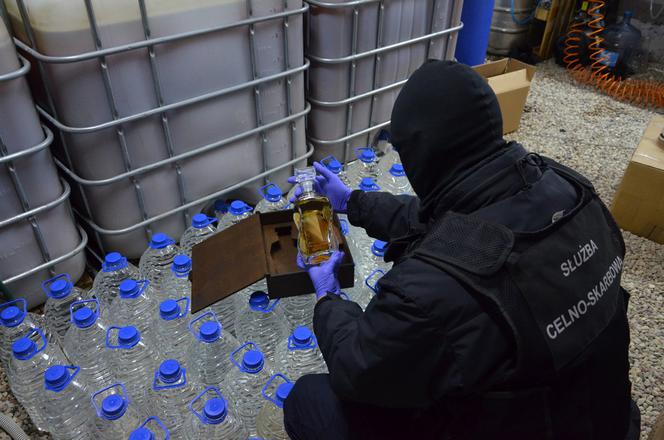 Dobrzyniewo Duże. 500 litrów nielegalnego bimbru i nielegalna bimbrownia