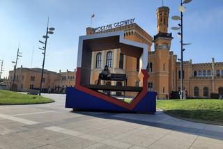 Instalacja stanęła przed Dworem Głównym PKP