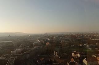 Tak smog unosi się nad Krakowem