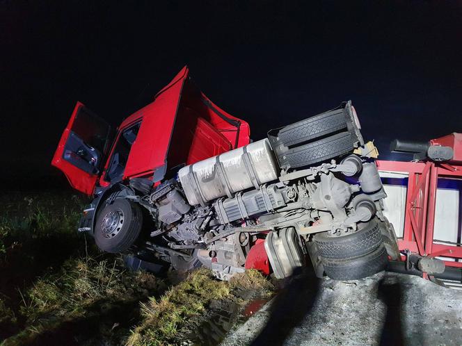 Przewróciła się cysterna z cukrem. Zablokowała całkowicie drogę powiatową