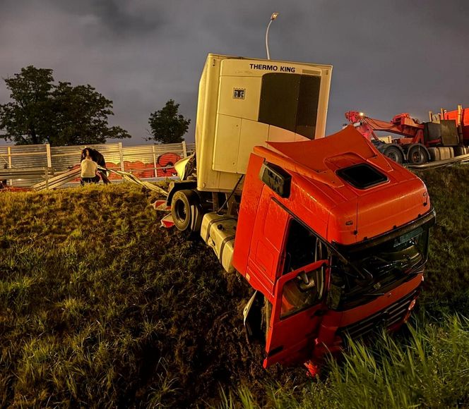 Ciężarówka runęła z nasypu na węźle pod Warszawą