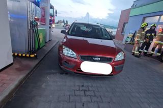 Kolizja na stacji paliw w Krobi. Osobówka przewróciła czterokołowiec