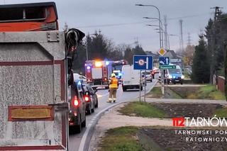 Wypadek pod Tarnowem. Dwie osobówki i motorower zderzyły się na drodze wojewódzkiej nr 973. Jedna osoba trafiła do szpitala 