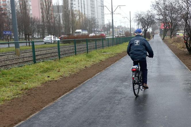 Piesi i rowerzyści mogą korzystać z odnowionej drogi wzdłuż ulicy Warszawskiej