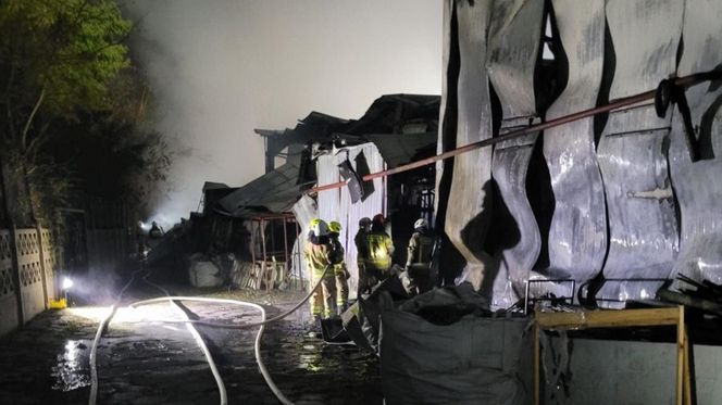 Potężny pożar parku trampolin we Włocławku