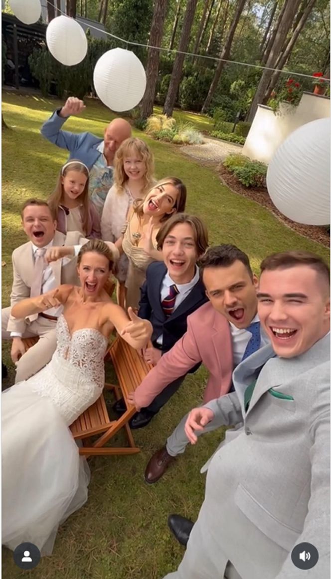 Barwy szczęścia. Asia (Anna Gzyra-Augustynowicz), Hubert (Marek Molak), Marysia (Nina Szumowska), Agata (Natalia Zambrzycka), Ignacy (Olaf Staszkiewicz), Tolek (Marek Siudym), Staś (Olaf Kasprzyk), Emilka (Jessica Frankiewicz)