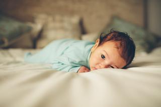 Przegrzewanie czy choroba? Co robić, gdy niemowlę poci się podczas karmienia i snu?