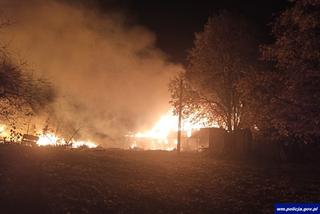 Pożar pod Olsztynem. Budynek zawalił się! Bohaterska akcja policjantów [WIDEO, ZDJĘCIA]