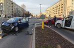 Warszawa. Dwa wypadki na skrzyżowaniu Grójeckiej i Wawelskiej. Autobus zderzył się z pojazdem wojskowym [ZDJĘCIA].