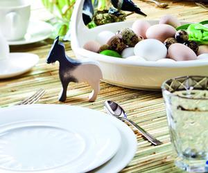 Wielkanocny stół pięknie nakryty - miło i swobodnie