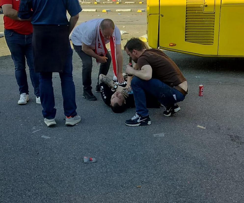 Skandal po meczu piłkarskim w Belgii. Ucierpiał znany sportowiec. „Zaczęli mnie kopać po głowie”
