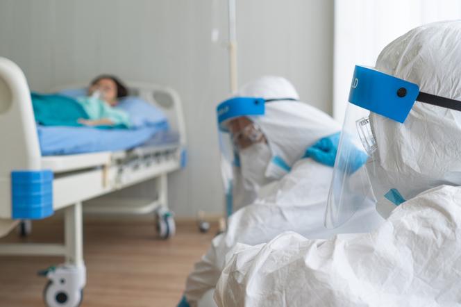 Kujawsko-Pomorskie: Maleje liczba łóżek i respiratorów! Szpitale nie dają rady, sale pękają w szwach. Dane są przerażające