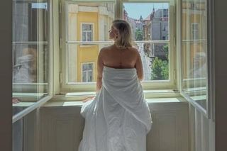 Edyta Pazura uciekła z Polski. Zamiast w sukienkę wskoczyła w kołdrę!