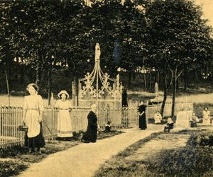 To jedna z najsłynniejszych wsi w Polsce. Leży tylko 20 km od Olsztyna. Tak wyglądała dawniej