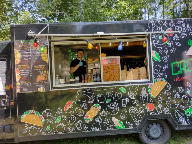 Trwa Festiwal Smaków Food Trucków w Olsztynie. Co dobrego można zjeść? [ZDJĘCIA]