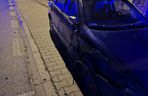 Szalony rajd pijanego kierowcy w Brodach. Uszkodził trzy auta, skończył na drzewie