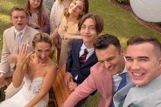 Barwy szczęścia. Asia (Anna Gzyra-Augustynowicz), Hubert (Marek Molak), Marysia (Nina Szumowska), Agata (Natalia Zambrzycka), Ignacy (Olaf Staszkiewicz), Tolek (Marek Siudym), Staś (Olaf Kasprzyk), Emilka (Jessica Frankiewicz)