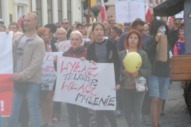 Maseczkom powiedzieli NIE! W Lublinie protestowali ci, dla których koronawirus to wymysł władzy.