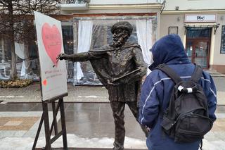 Walentynkowa rzeźba na Placu Artystów w Kielcach